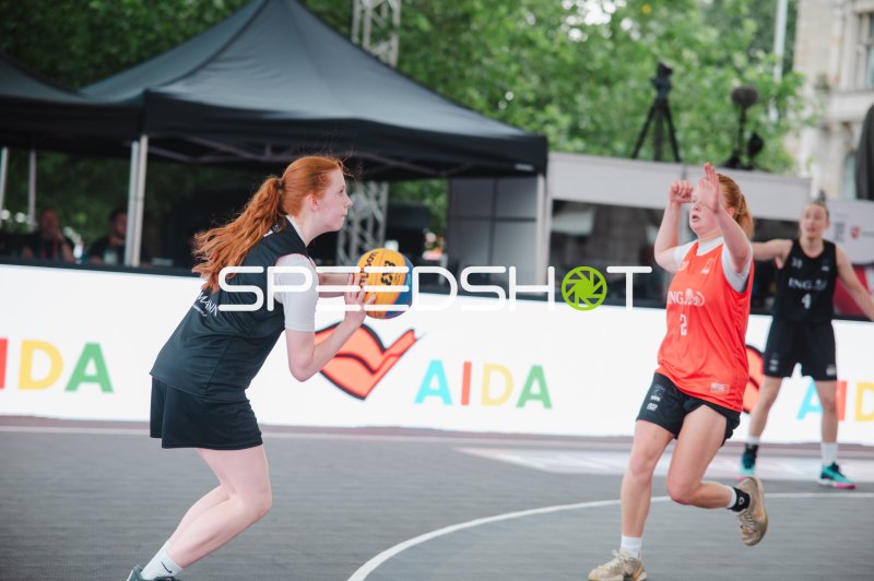 3x3-Basketball-Spielerin mit Ball im Angriff gegen Gegnerin #2