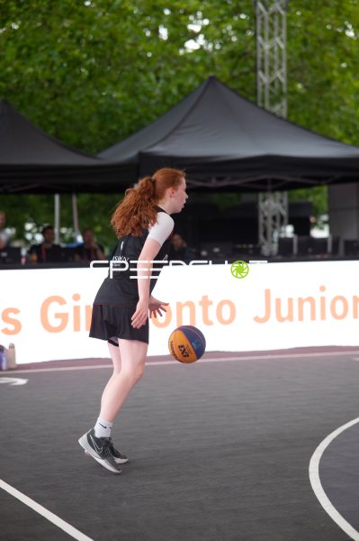 Junge Spielerin beim Dribbling im 3x3-Basketball-Turnier in Hannover