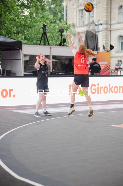 3x3-Basketball: Spielerin (#2) mit Wurfversuch beim Outdoor-Event in Hannover