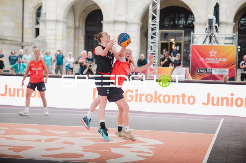Zweikampf um den Ball beim 3x3-Basketball in Hannover