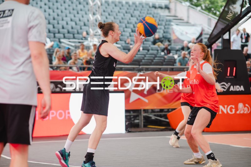 3x3-Basketball-Spielerin im Angriff mit Ball in Hannover