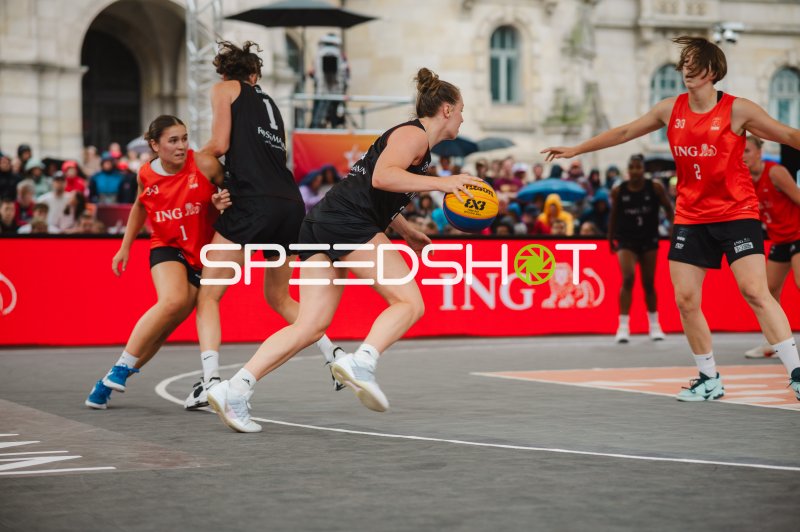 3x3-Basketball-Spielerin im Dribbling beim Outdoor-Turnier in Hannover