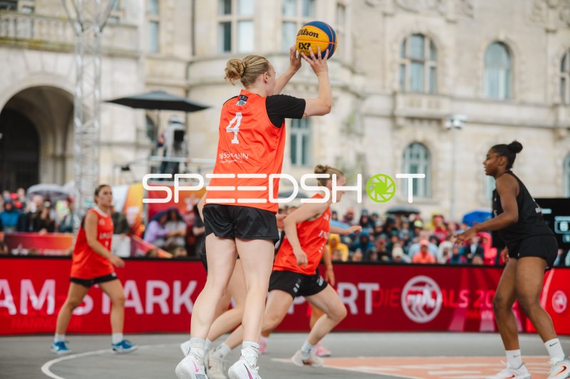 Spielerin (#4) beim Wurfversuch im 3x3-Basketball in Hannover