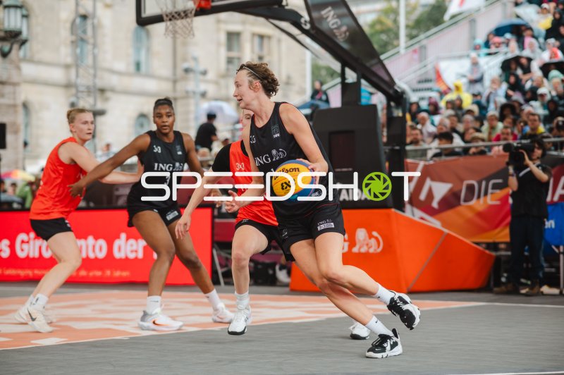 3x3-Basketball-Spielerin mit Ball beim Antritt in Hannover