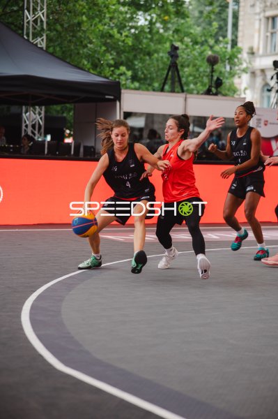 Spielerin (#4) im Dribbling beim 3x3-Basketball in Hannover