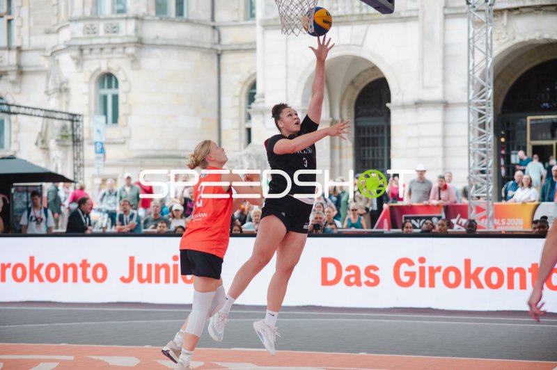 Spielerin (#3) beim Korbleger im 3x3-Basketball in Hannover