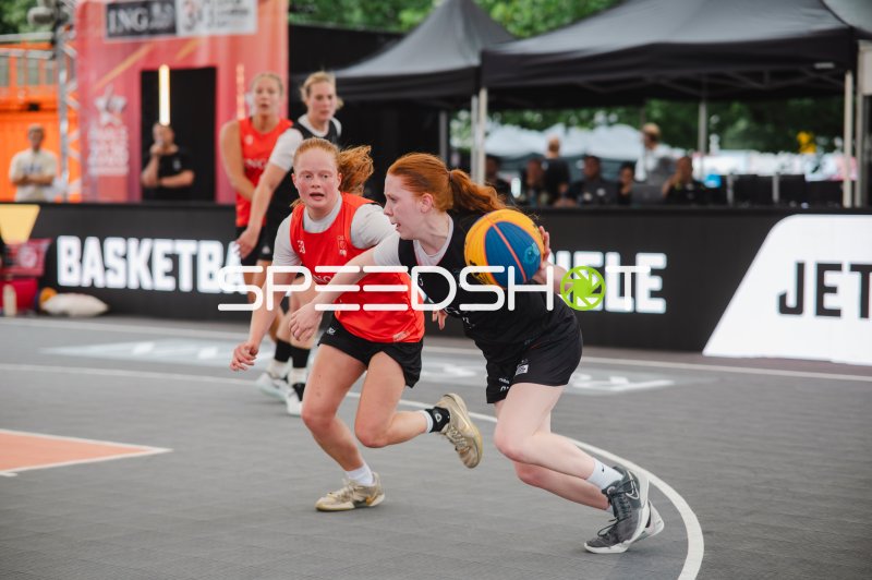 3x3-Basketball-Zweikampf um den Ball in Hannover