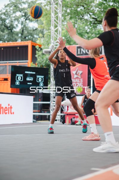 Spielerin (#1) beim Wurfversuch im 3x3-Basketball in Hannover