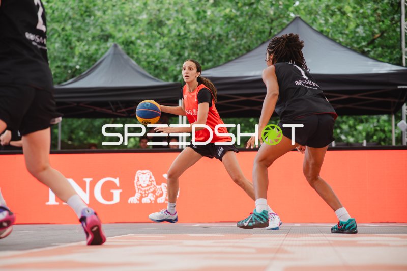 3x3-Basketball-Spielerin im Zweikampf mit Ball in Hannover