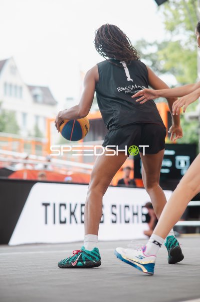 3x3-Basketball-Spielerin beim Dribbling in Hannover