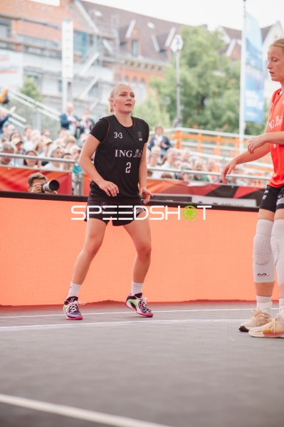 3x3-Basketball-Spielerin (#2; Deutschland) in Defensivstellung in Hannover
