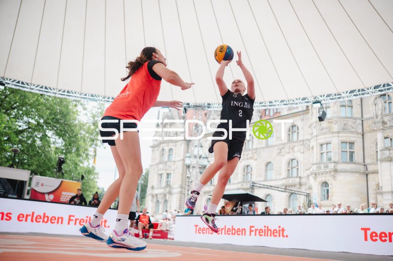 Spielerin (#2; ING) beim Wurfversuch im 3x3-Basketball in Hannover