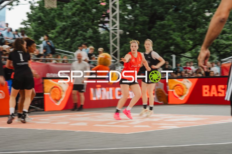 3x3-Basketball-Spielerin im roten Trikot beim Angriff in Hannover