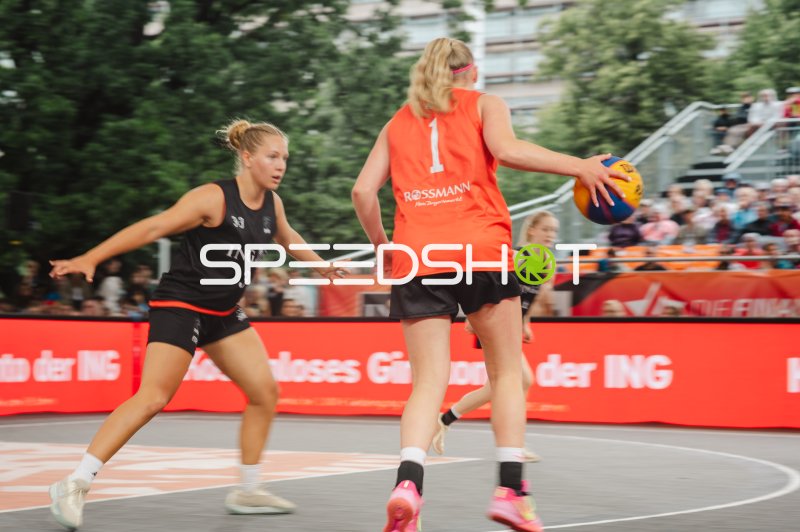 3x3-Basketball-Duell: Spielerin (#1) mit Ball gegen Verteidigerin