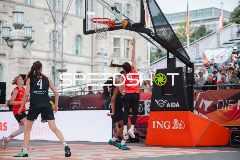 Spielerin (#3) legt zum Korb beim 3x3-Basketball in Hannover