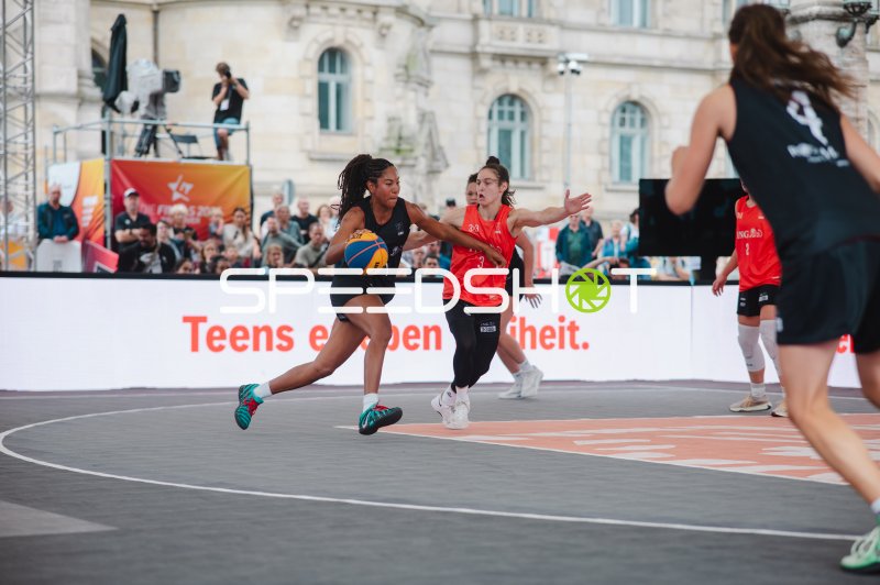 3x3-Basketball-Zweikampf beim Outdoor-Turnier in Hannover