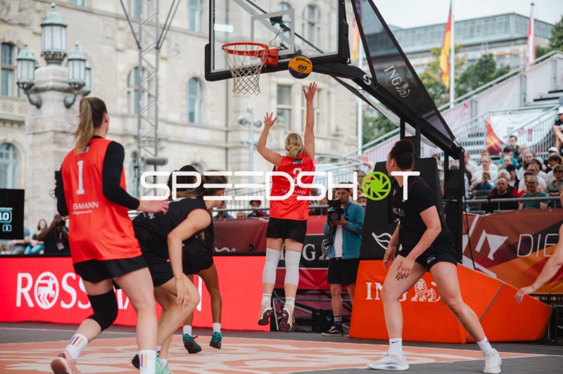 Spielerin (#2) beim Korbwurf im 3x3-Basketball in Hannover