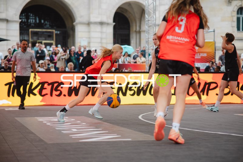 3x3-Basketball-Spielerin dribbelt beim Women's World Cup in Hannover