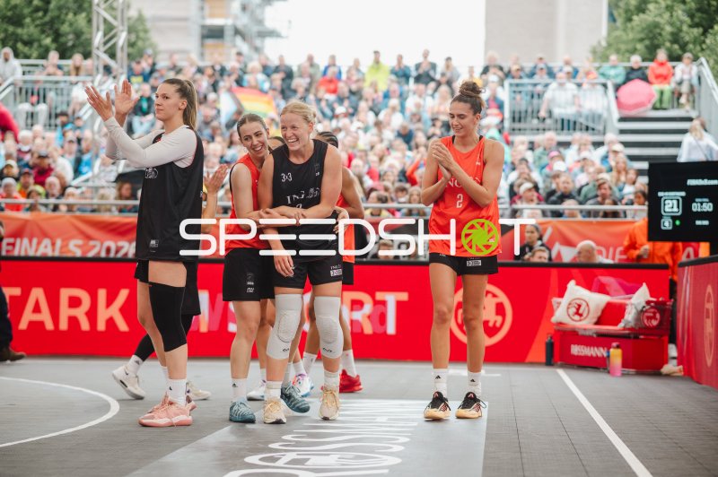 3x3-Basketball-Spielerinnen feiern gemeinsam vor vollem Publikum in Hannover
