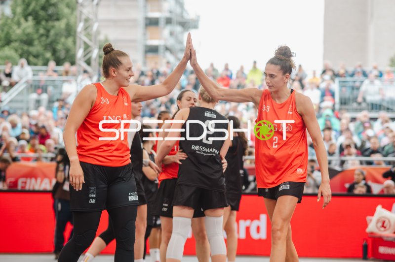 3x3-Basketball-Spielerinnen feiern High-Five beim Finale in Hannover