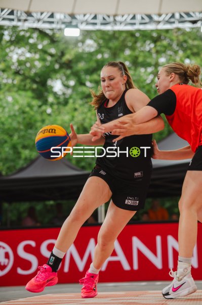 Zweikampf um den Ball beim 3x3 Basketball in Hannover