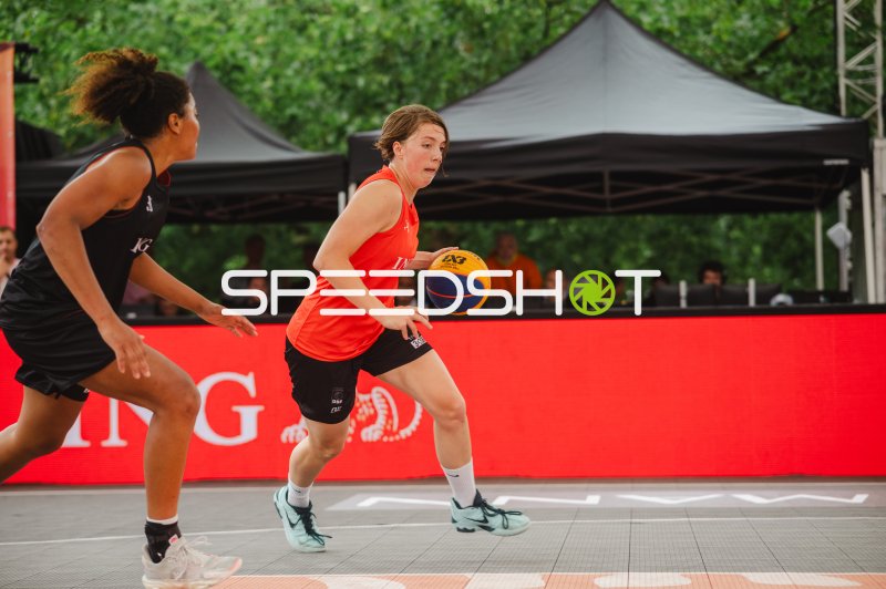 3x3-Basketball-Spielerin mit Ball im Angriff gegen Gegenspielerin