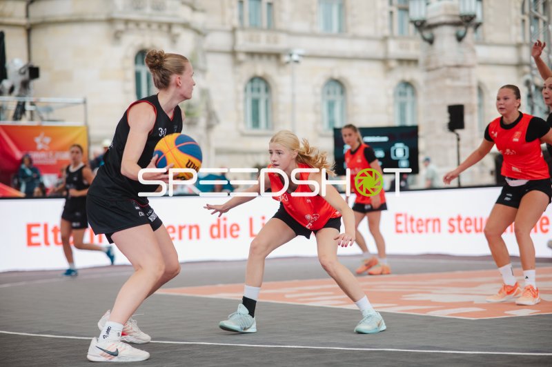 3x3-Basketball-Duell: Angriff gegen rote Verteidigung in Hannover