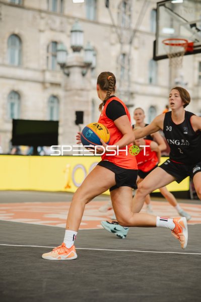 3x3-Basketball-Spielerin im Angriff mit Ball in Hannover