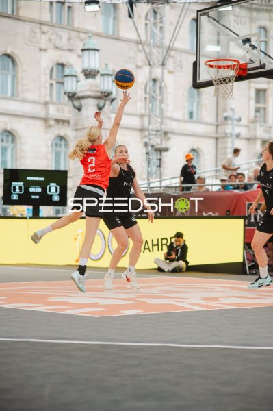 Spielerin (#2) mit Layup-Versuch im 3x3-Basketball in Hannover