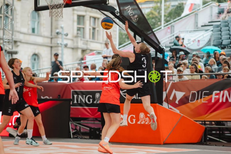 Spielerin (#3) beim Korbwurf im 3x3-Basketball-Finale in Hannover