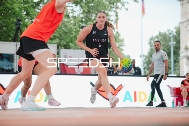 Deutschland 3x3-Spielerin dribbelt im Angriff gegen Niederlande
