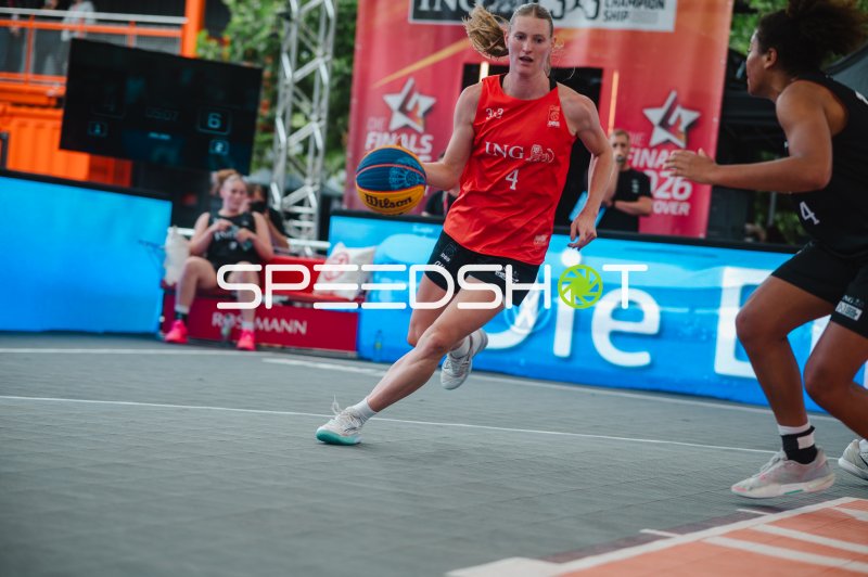 Spielerin (#4) mit Ball im Angriff beim 3x3-Basketball-Turnier