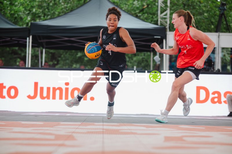 3x3-Basketball-Duell in Hannover: Spielerin (#4) mit Ball im Angriff