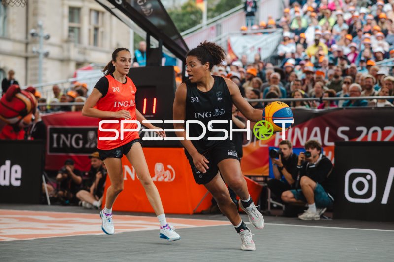 3x3-Basketball-Spielerin (#4; Deutschland) mit Ball im Angriff