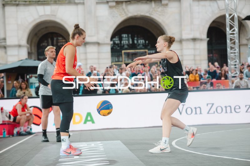 3x3-Basketball-Duell zweier Spielerinnen in Hannover