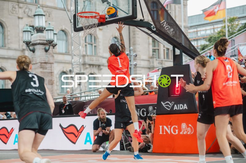 Spielerin (#1) beim Korbwurf im 3x3-Basketball in Hannover