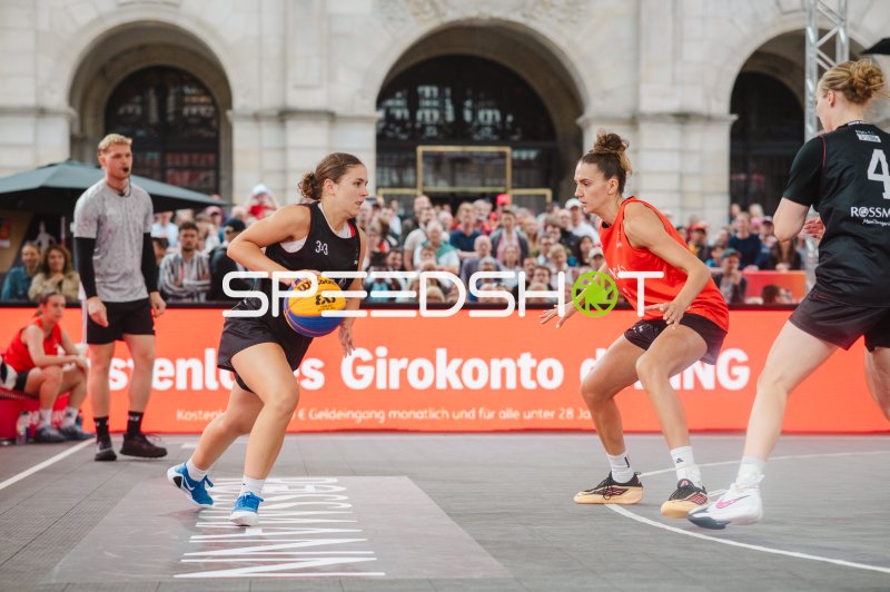 3x3-Basketball-Zweikampf beim Outdoor-Turnier in Hannover