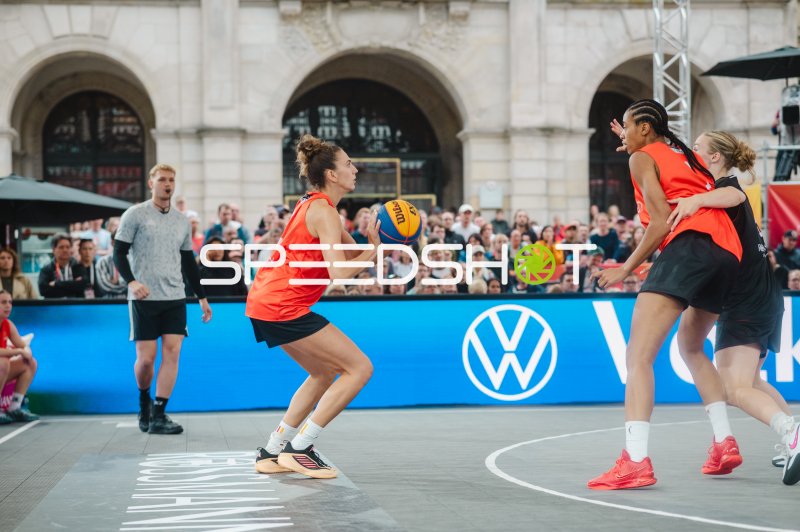3x3-Basketball-Spielerin bereitet Wurf vor – Zweikampf in Hannover