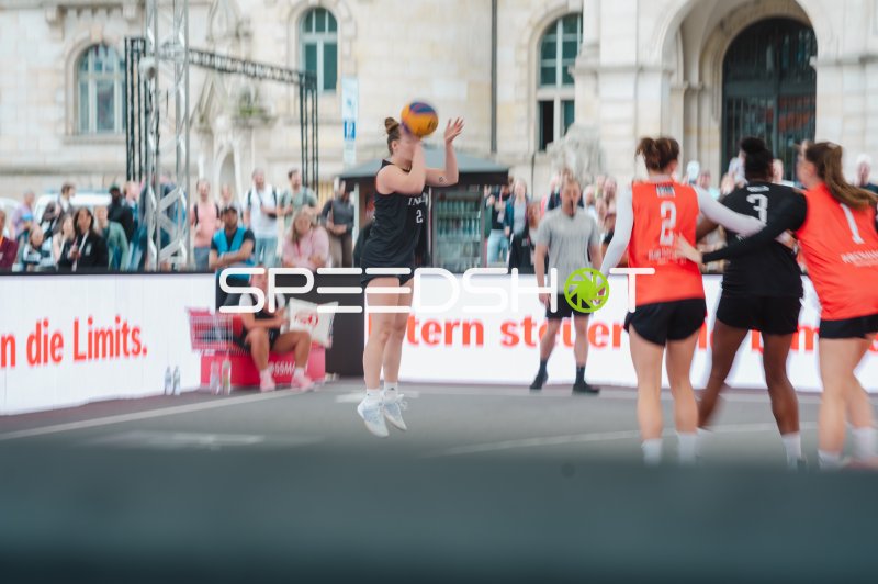 Spielerin (#2) beim Sprungwurf im 3x3-Basketball in Hannover