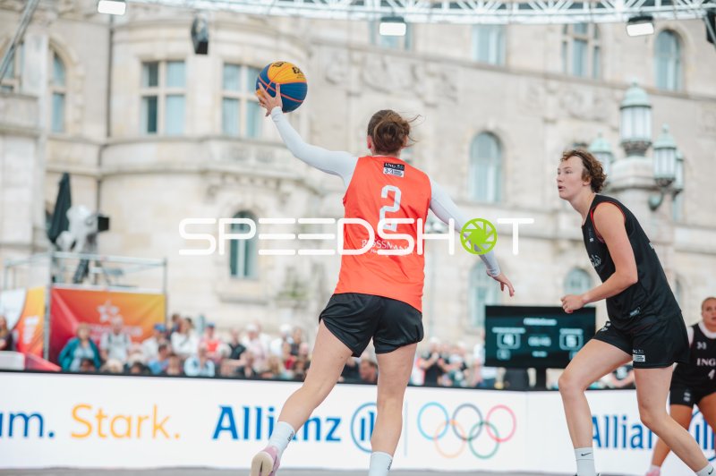 3x3-Basketball-Spielerin (#2) beim Wurfversuch in Hannover