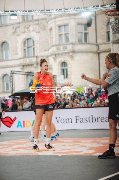Spielerin (#2; Niederlande) mit Ball im 3x3-Basketball-Match in Hannover