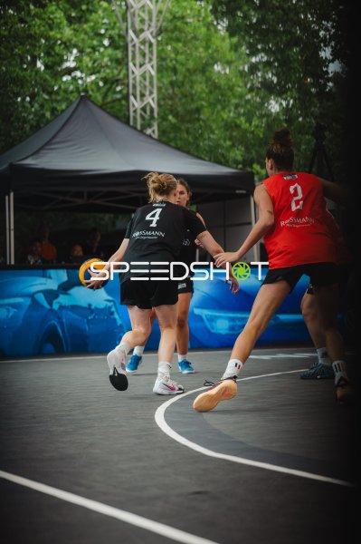 3x3-Basketball-Zweikampf in Hannover mit Ball