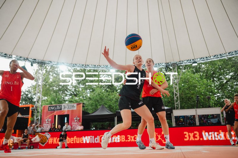 Spielerin (#3; schwarz) greift nach dem Ball beim 3x3 German Champions Cup