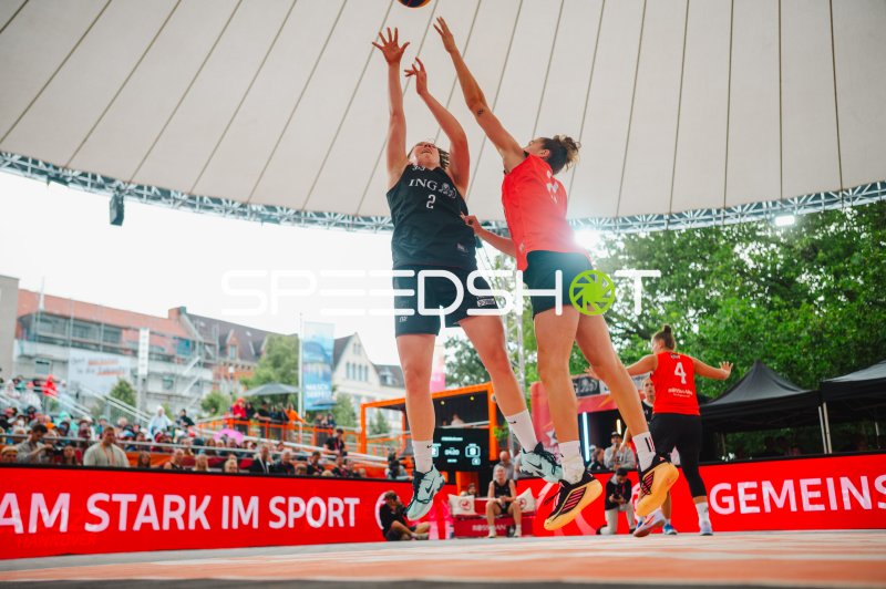 3x3-Basketball: Zweikampf um den Ball beim Turnier in Hannover
