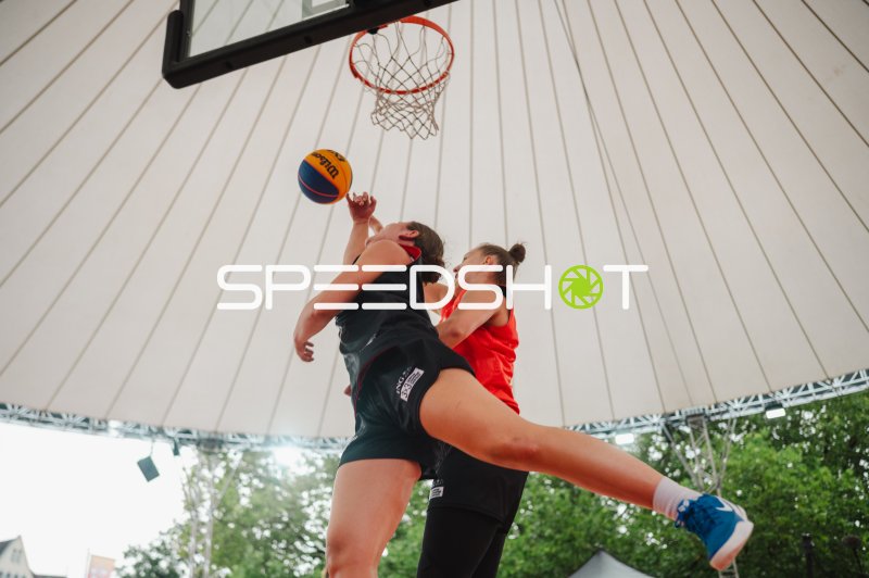 Zweikampf unter dem Korb beim 3x3-Basketball in Hannover