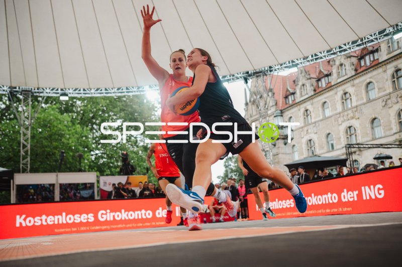 Zweikampf um den Ball beim 3x3-Basketball in Hannover