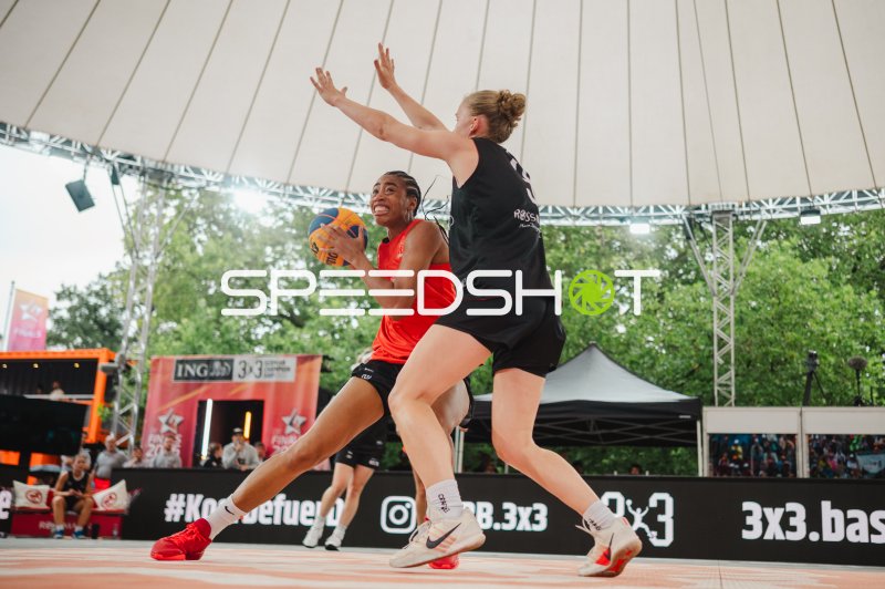 3x3-Basketball: Angriff im Zweikampf beim ING 3x3 Finals in Hannover