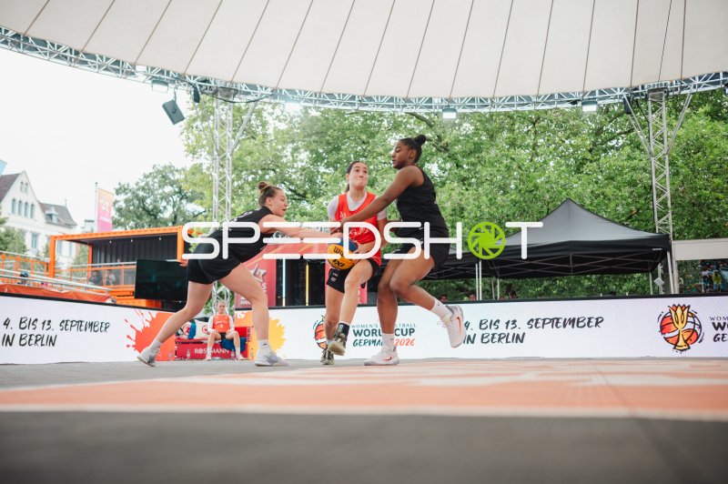 3x3-Basketball-Zweikampf beim Outdoor-Turnier in Hannover
