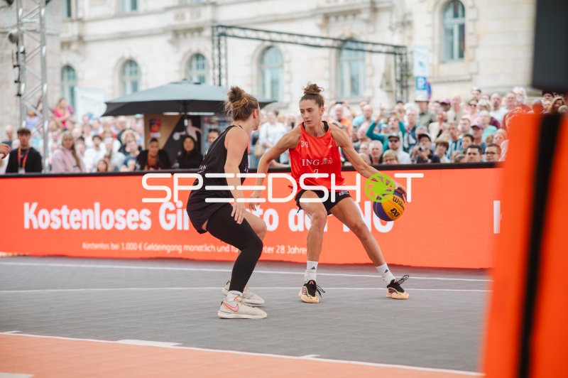 3x3-Basketball-Zweikampf bei Outdoor-Event in Hannover
