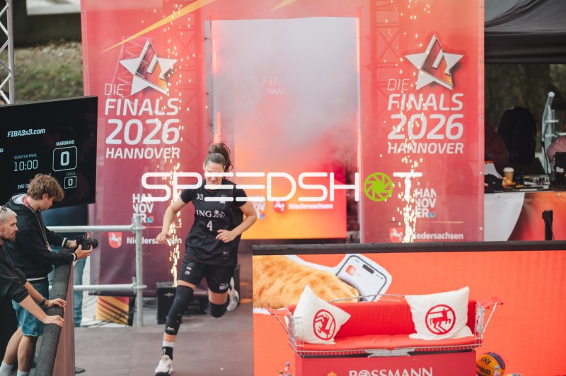 Spielerin (#4; Marburg) läuft beim Einlauf mit Pyroshow ein